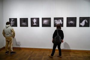 Publiczność na wernisażu wystawy "BAJKI i inne historie"