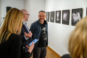 Publiczność na wernisażu wystawy "BAJKI i inne historie"