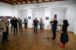 Wernisaż wystawy "BAJKI i inne historie", w momencie otwarcia z udziałem autorki