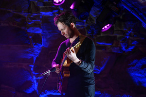 Koncert: Yumi Ito & Szymon Mika - Gitarzysta Szymon Mika podczas koncertu