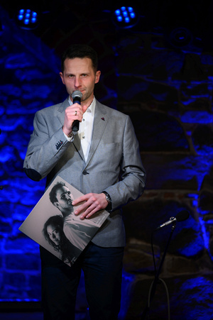 Koncert: Yumi Ito & Szymon Mika - Zapowiedź koncertu. Na scenie konferansjer Sebastian Szafarz