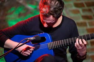 Koncert: Yumi Ito & Szymon Mika - Gitarzysta Szymon Mika podczas koncertu