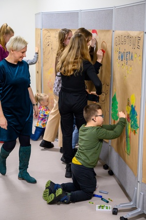 Plakat: Ferie: Trzy, cztery! Warsztaty zapoznawcze dla dzieci