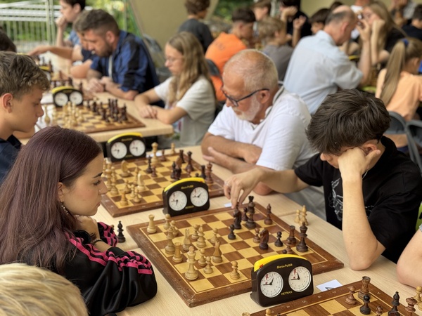 Szachy łączą pokolenia! Rekordowe turnieje w tarnowskim Amfiteatrze