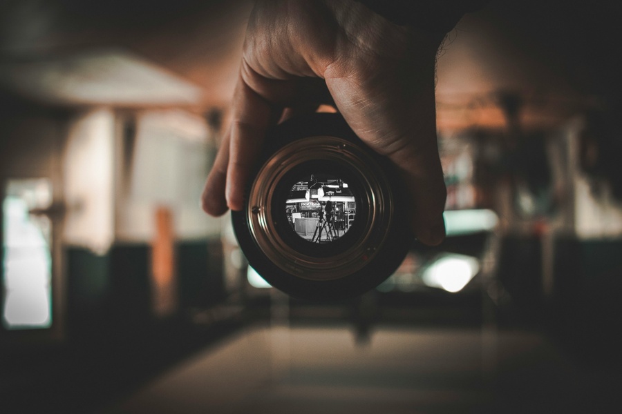 Happening: Portret z przedmiotem